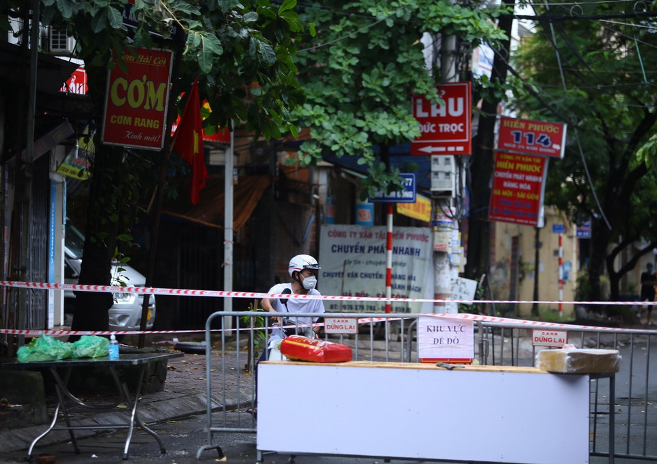  Người dân phải “quay đầu” khi gặp rào chắn tại ngõ 24 Kim Đồng. (Ảnh: Hoàng Hiếu/TTXVN) 