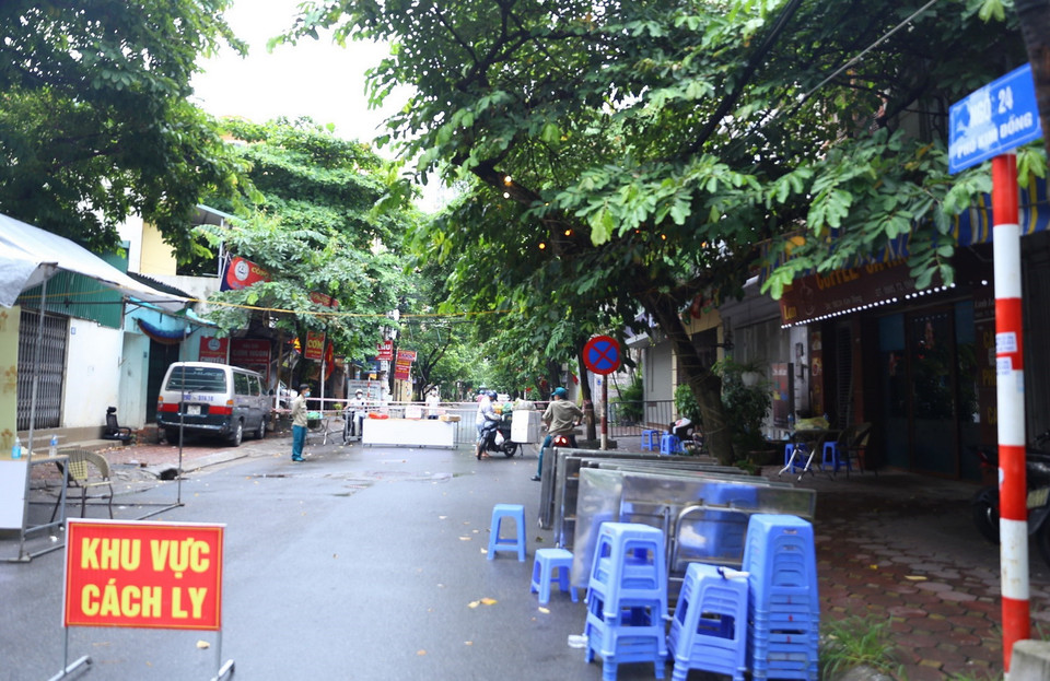  Một phần ngõ 24 Kim Đồng bị phong tỏa. (Ảnh: Hoàng Hiếu/TTXVN) 