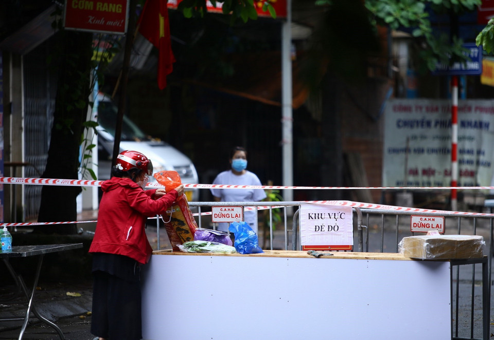  Người giao và nhận hàng không chuyển trực tiếp. (Ảnh: Hoàng Hiếu/TTXVN) 