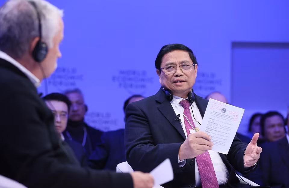 Thủ tướng Phạm Minh Chính trả lời câu hỏi của nhà bình luận Friedman. (Ảnh: Dương Giang/TTXVN)