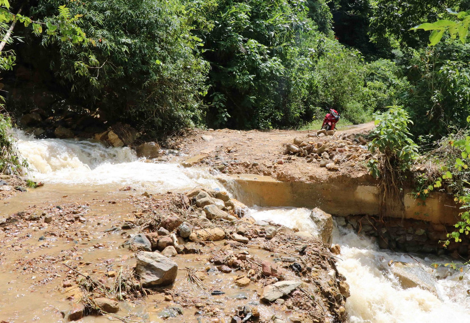 Suối dữ gây xói lở, chia cắt tuyến đường từ trung tâm xã Pa Thơm (huyện Điện Biên) đến các bản biên giới và làm hư hỏng những công trình cầu cống. (Ảnh: Xuân Tiến/TTXVN)