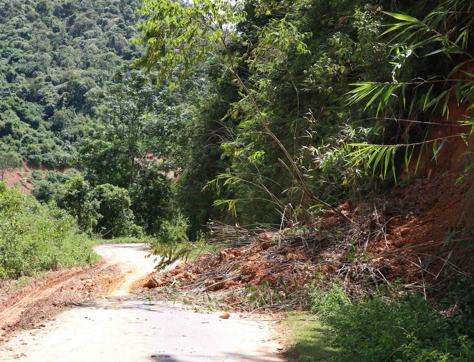 Tuyến đường đi xã biên giới Pa Thơm (huyện Điện Biên) chạy dọc suối Nậm Núa, một bên là đổi núi cao, kết cấu địa tầng yếu nên rất dễ xảy ra sạt lở, sụt trượt đất, cây cối gây cản trở, ách tắc giao thông. (Ảnh: Xuân Tiến/TTXVN)