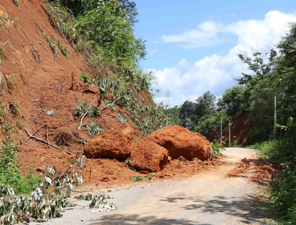 Những tảng đá to cùng hàng chục khối đất, cây cối sạt lở xuống mặt đường. (Ảnh: Xuân Tiến/TTXVN)