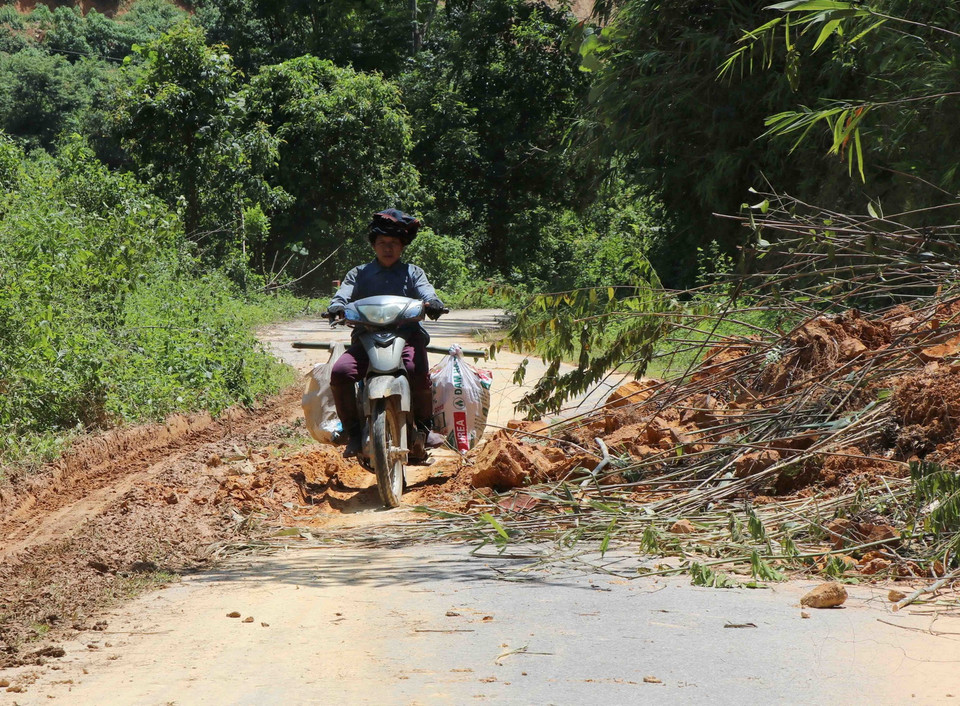 Ảnh hưởng của những đợt mưa lớn kéo dài trong những ngày vừa qua trên địa bàn tỉnh Điện Biên đã khiến tuyến đường độc đạo nối xã biên giới Pa Thơm (huyện Điện Biên) với xã Noong Luống và khu vực trung tâm lòng chảo Mường Thanh xuất hiện nhiều điểm sạt lở, sụt trượt đất, cây cối, đá lăn gây cản trở, ách tắc giao thông và tiềm ẩn những nguy hiểm đối với người, phương tiện tham gia giao thông trên tuyến đường này. (Ảnh: Xuân Tiến/TTXVN)