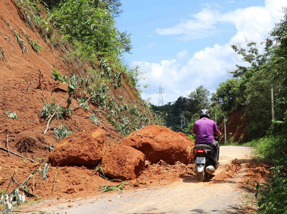 Tình trạng sạt lở đất đá gây cản trở giao thông và tiềm ẩn những nguy cơ khó lường đối với người, phương tiện tham gia giao thông. (Ảnh: Xuân Tiến/TTXVN)