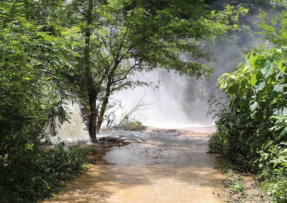 Nguy cơ 3 bản Púng Bon, Huổi Moi và Si Văn bị chia cắt với trung tâm xã Pa Thơm do xuất hiện tình trạng thác lũ ngày đêm đổ xuống, gây xói lở tuyến đường độc đạo này. (Ảnh: Xuân Tiến/TTXVN)