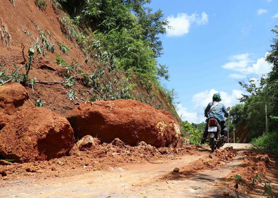 Xe máy và phương tiện thô sơ cỡ nhỏ mới lưu thông được qua các điểm sạt lở. (Ảnh: Xuân Tiến/TTXVN)