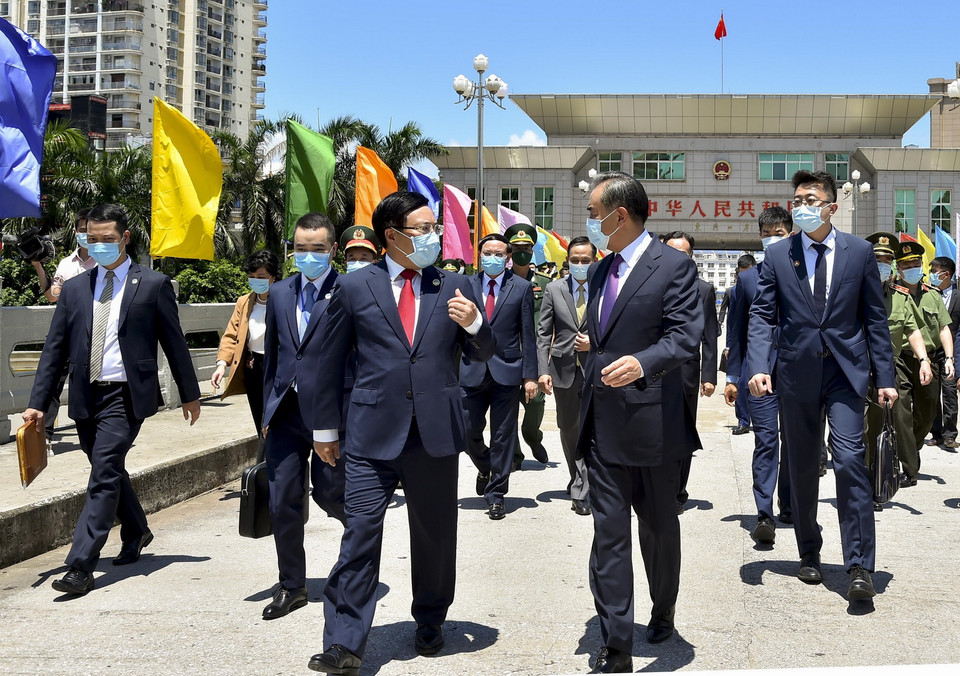  Phó Thủ tướng, Bộ trưởng Ngoại giao Phạm Bình Minh đón Bộ trưởng Ngoại giao Trung Quốc Vương Nghị tại vạch phân quản cầu Bắc Luân I, sang phía Việt Nam. (Ảnh: TTXVN)