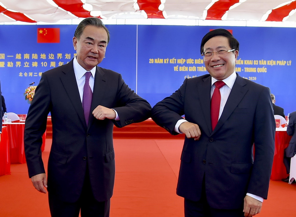 Phó Thủ tướng, Bộ trưởng Ngoại giao Phạm Bình Minh với Ủy viên Quốc vụ, Bộ trưởng Bộ Ngoại giao Trung Quốc Vương Nghị tại Lễ kỷ niệm. (Ảnh: TTXVN)