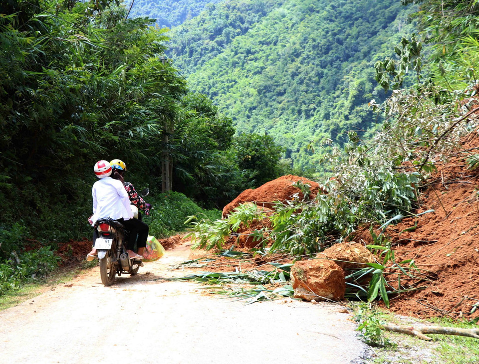 Đặc biệt hơn, các bản Púng Pon, Huổi Moi, Si Văn của cộng đồng dân tộc Cống có nguy cơ bị cô lập do con đường nối các bản này với trung tâm xã Pa Thơm xuất hiện nhiều điểm bị suối, thác lũ xói lở bề mặt đường. (Ảnh: Xuân Tiến/TTXVN)
