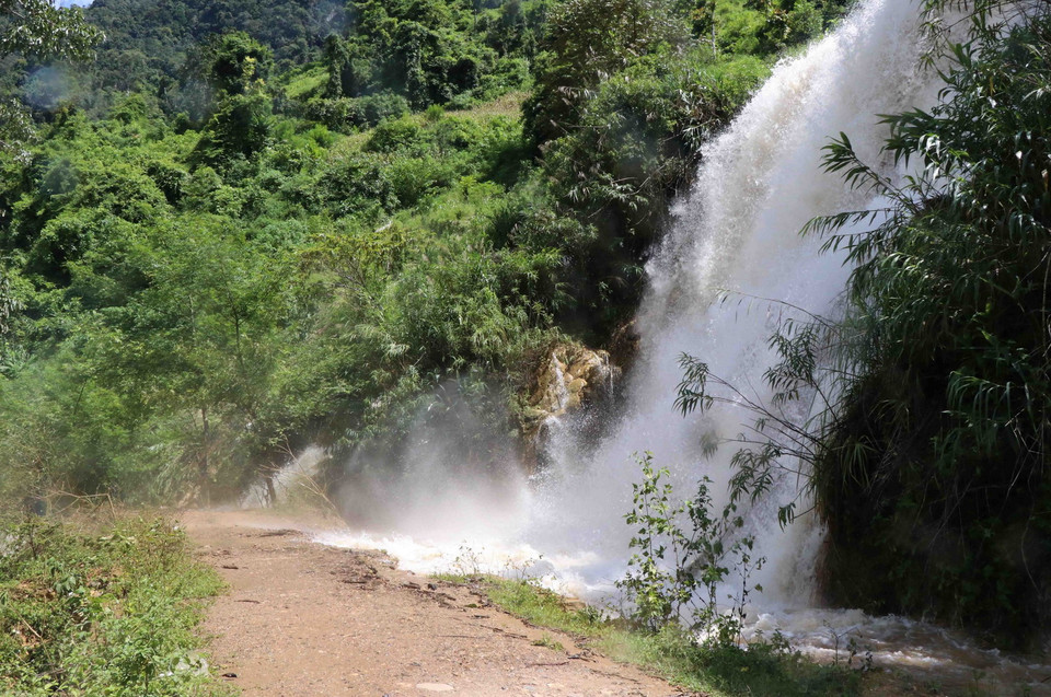 Thác lũ với lưu lượng nước lớn, tốc độ dòng chảy mạnh đã khiến tuyến đường từ trung tâm xã Pa Thơm đi các bản biên giới luôn trong tình trạng xói lở bề mặt. (Ảnh: Xuân Tiến/TTXVN)