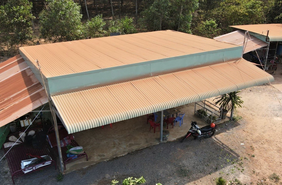  Bụi phủ lên mái nhà người dân xã Bình Sơn. (Ảnh: Công Phong/TTXVN)