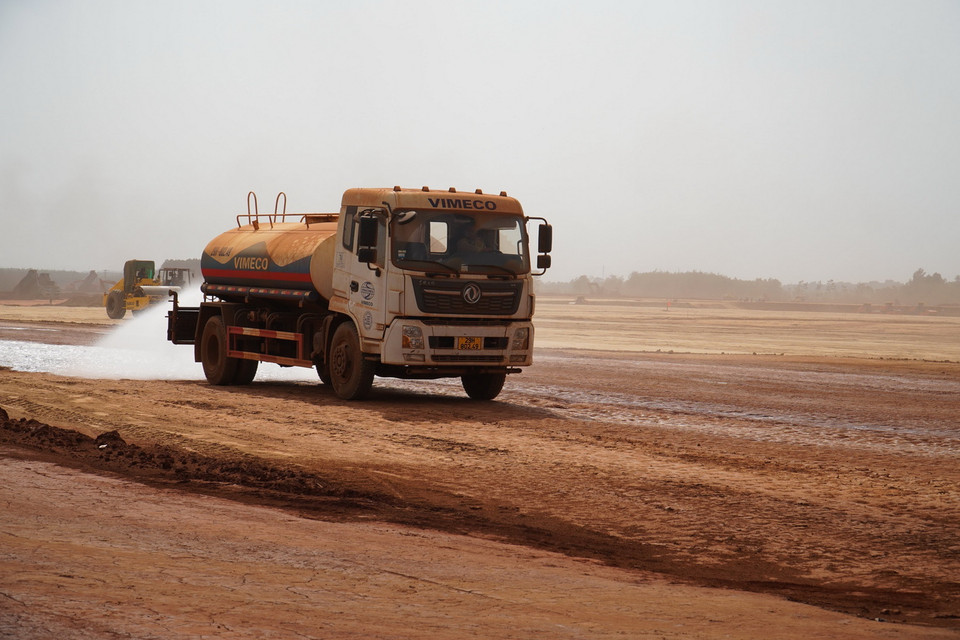  Xe tưới nước nhằm hạn chế bụi tại công trường Sân bay Long Thành. (Ảnh: Công Phong/TTXVN)