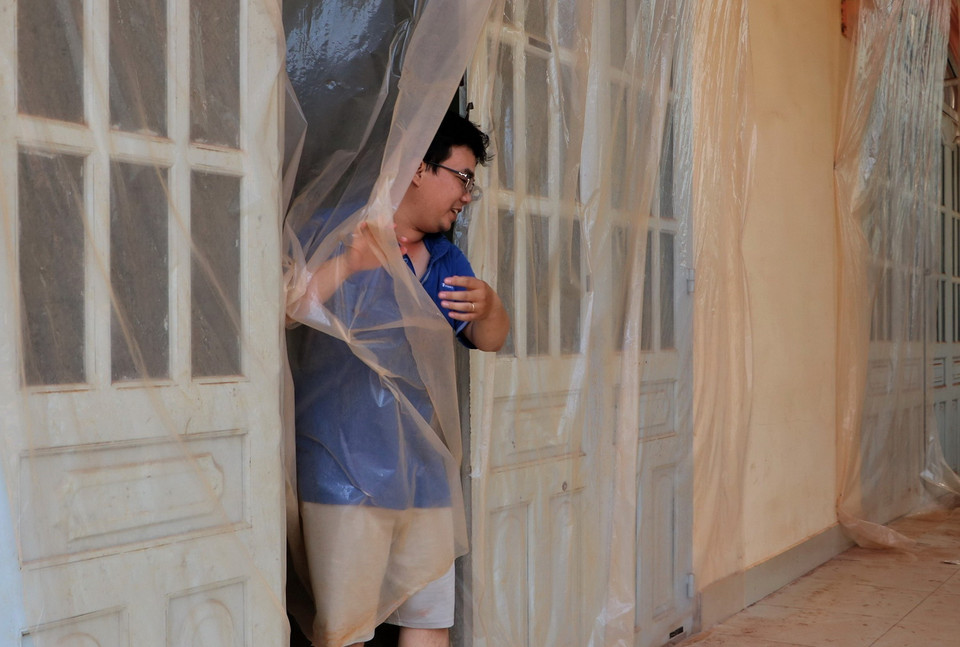 Người dân xã Bình Sơn, huyện Long Thành phải dùng ni lông che kín nhà cửa để chống bụi. (Ảnh: Công Phong/TTXVN)