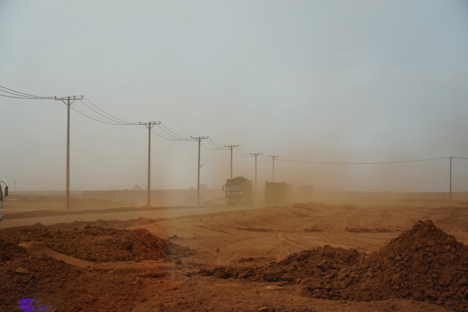Bụi trên công trường Sân bay Long Thành. (Ảnh: Công Phong/TTXVN)