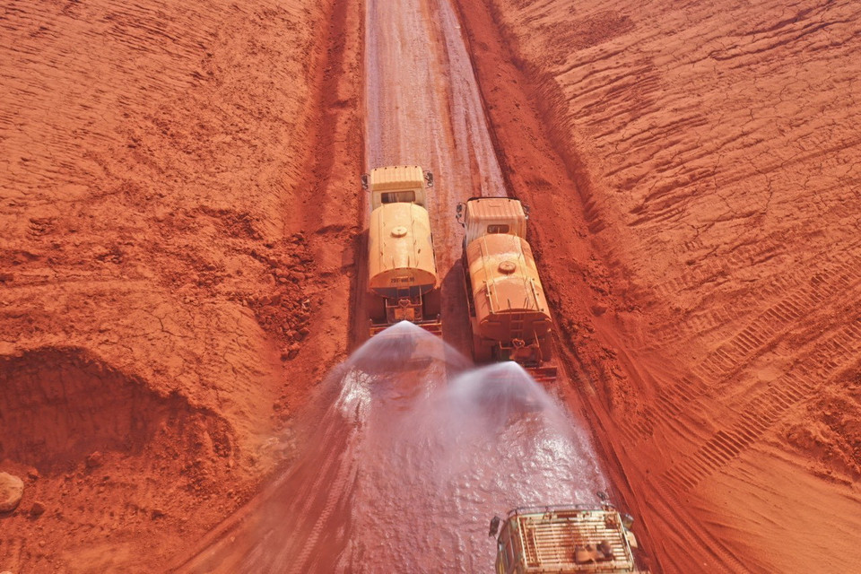  Xe tưới nước trên đường vận chuyển tại Sân bay Long Thành. Ảnh: Công Phong - TTXVN