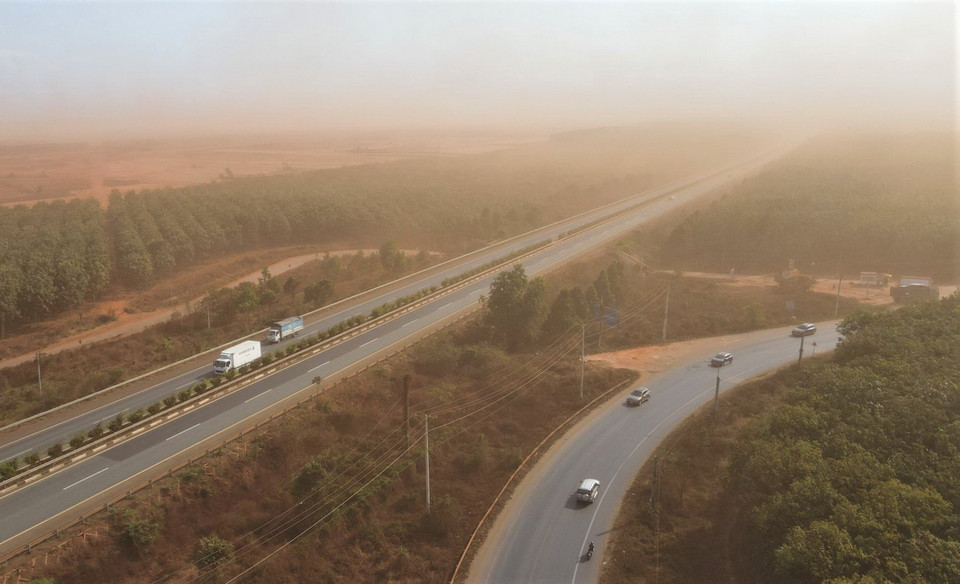 Bụi từ Sân bay Long Thành theo gió phát tán ra Cao tốc Thành phố Hồ Chí Minh-Long Thành-Dầu Giây. (Ảnh: Công Phong/TTXVN)