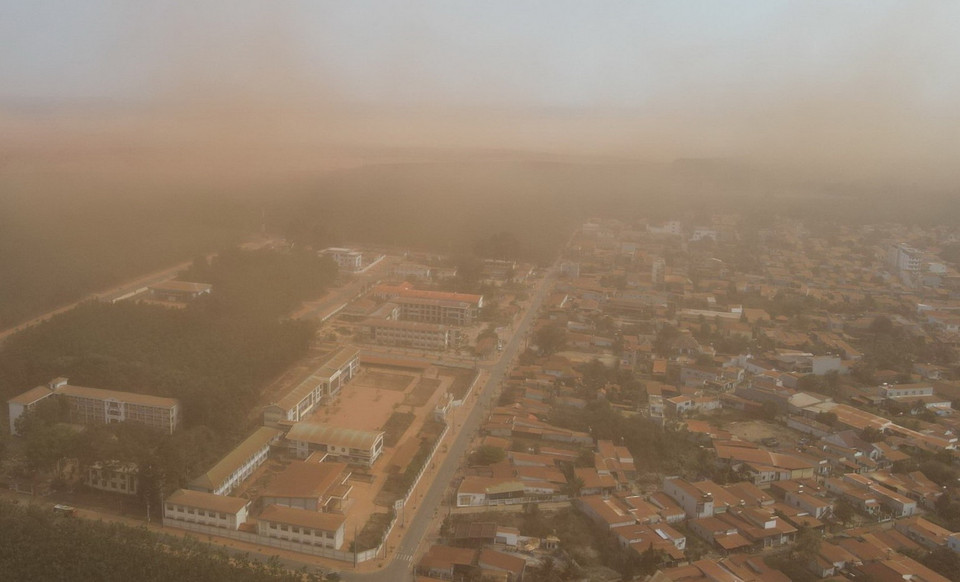  Khu vực gần công trường Sân bay Long Thành bao trùm bởi bụi. (Ảnh: Công Phong/TTXVN)