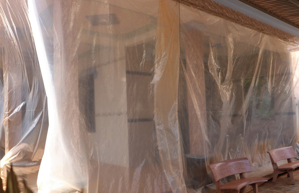  Nhà dân xã Bình Sơn được bọc kín bằng nylon. (Ảnh: Công Phong/TTXVN)