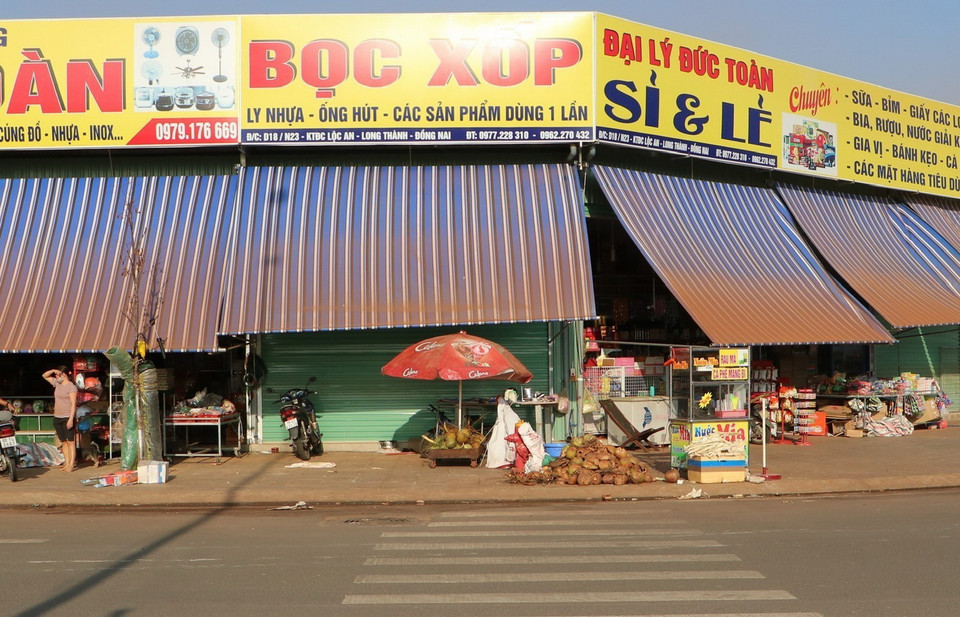 Bụi từ công trường Sân bay Long Thành lan ra cả Khu tái định cư Lộc An-Bình Sơn. (Ảnh: Công Phong/TTXVN)