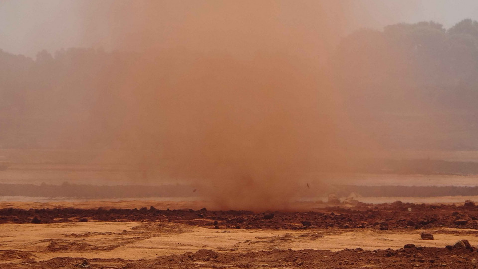  Lốc xoáy gây bụi mù mịt tại Sân bay Long Thành. (Ảnh: Công Phong/TTXVN)