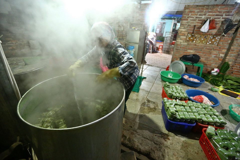 Bánh chưng sẽ được luộc trong thời gian từ 6 đến 8 giờ. (Ảnh: Minh Quyết/TTXVN)