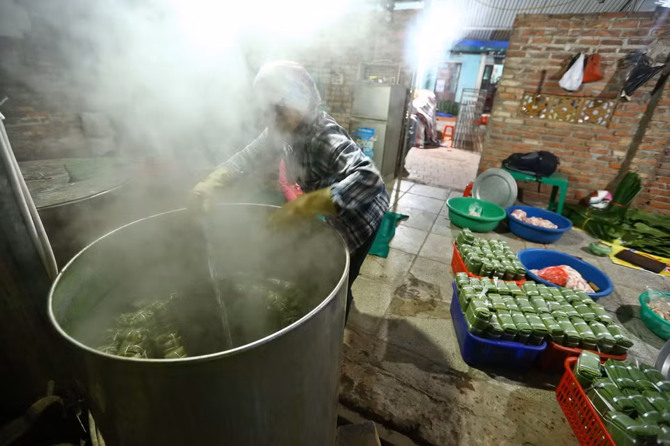 Bánh chưng sẽ được luộc trong thời gian từ 6 đến 8 giờ. (Ảnh: Minh Quyết/TTXVN)
