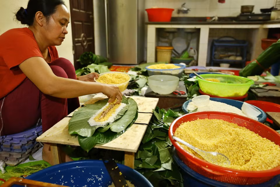 Bánh chưng làng Lỗ Khê chủ yếu là loại bánh dài. (Ảnh: Minh Quyết/TTXVN)