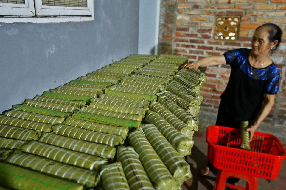 Bánh sau khi luộc xong được xếp lên giá, chuẩn bị giao cho khách. (Ảnh: Minh Quyết/TTXVN)