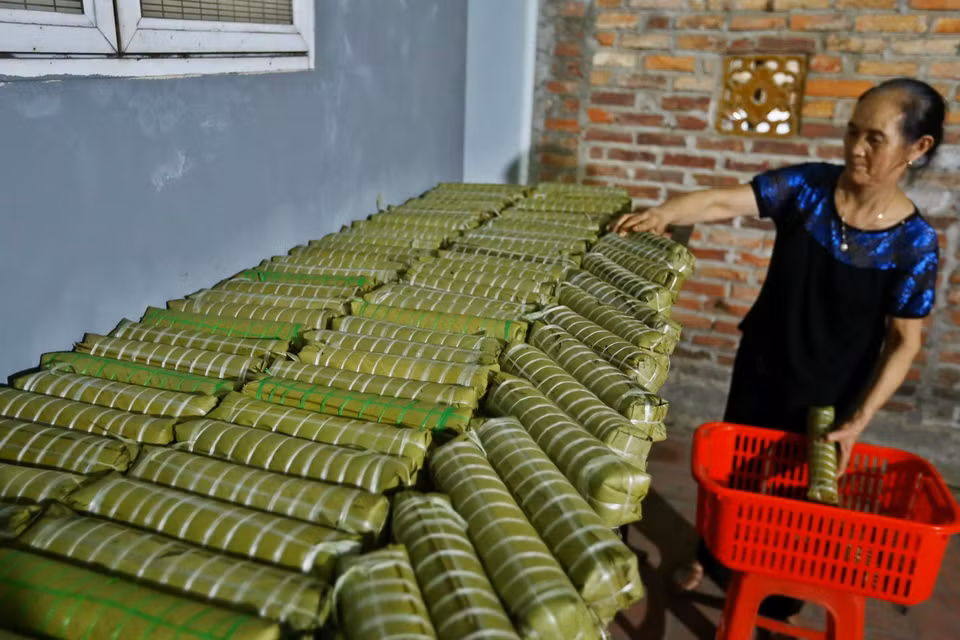 Bánh sau khi luộc xong được xếp lên giá, chuẩn bị giao cho khách. (Ảnh: Minh Quyết/TTXVN)
