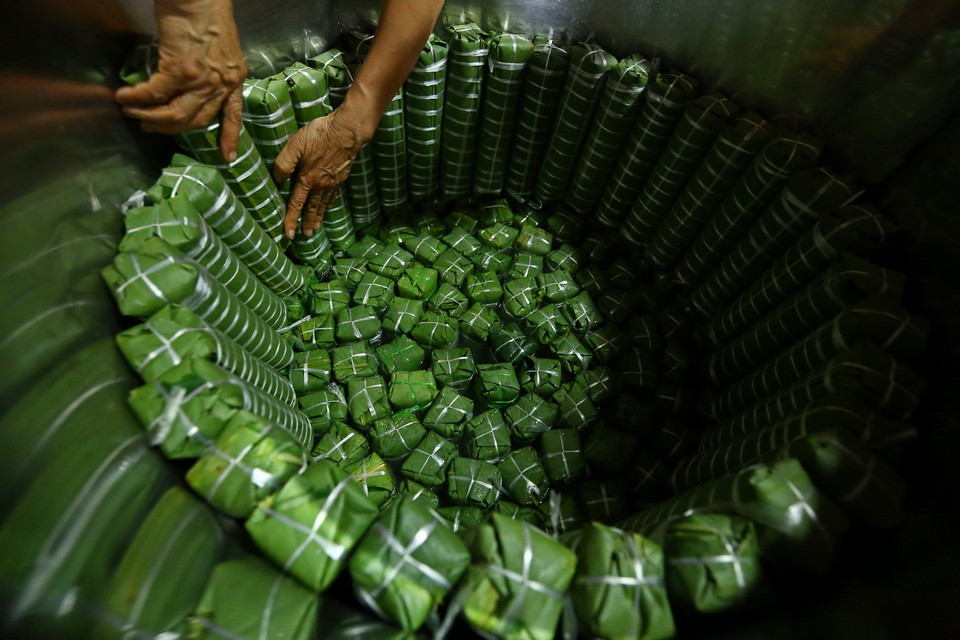 Xếp bánh vào nồi. (Ảnh: Minh Quyết/TTXVN)