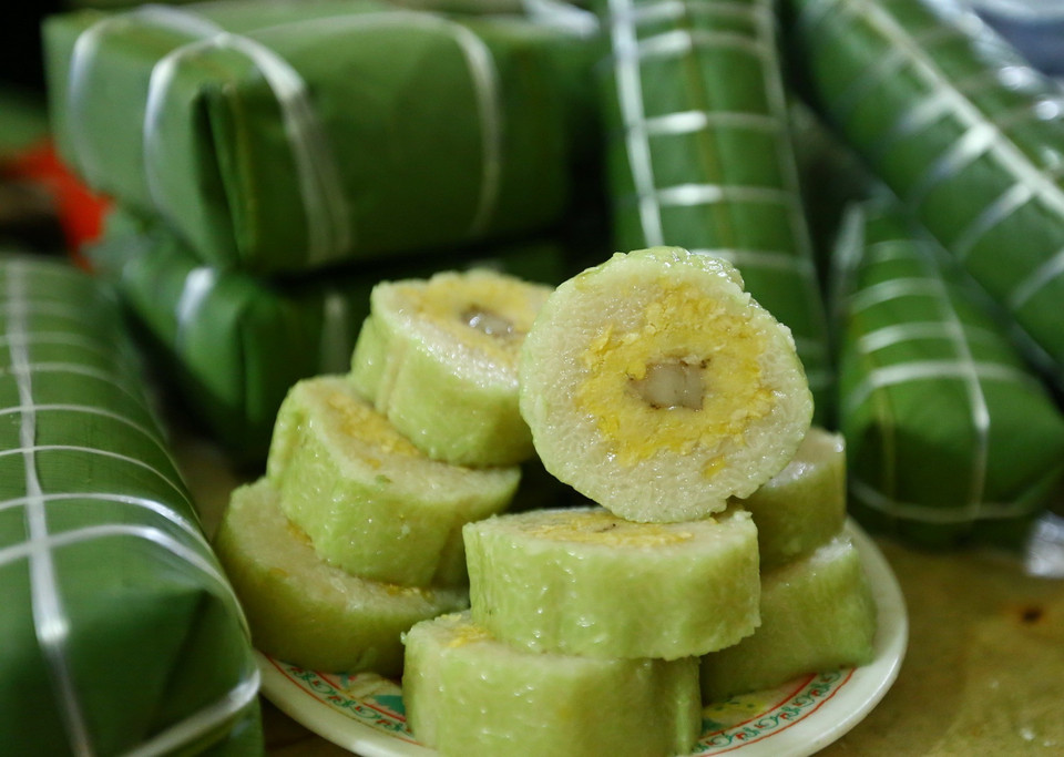 Bánh chưng Lỗ Khê nổi tiếng với vị đậm bùi của nhân bánh, vị thơm của lá dong quyện với nếp cái hoa vàng, nhất là độ rền, mịn của bánh. (Ảnh: Minh Quyết/TTXVN)