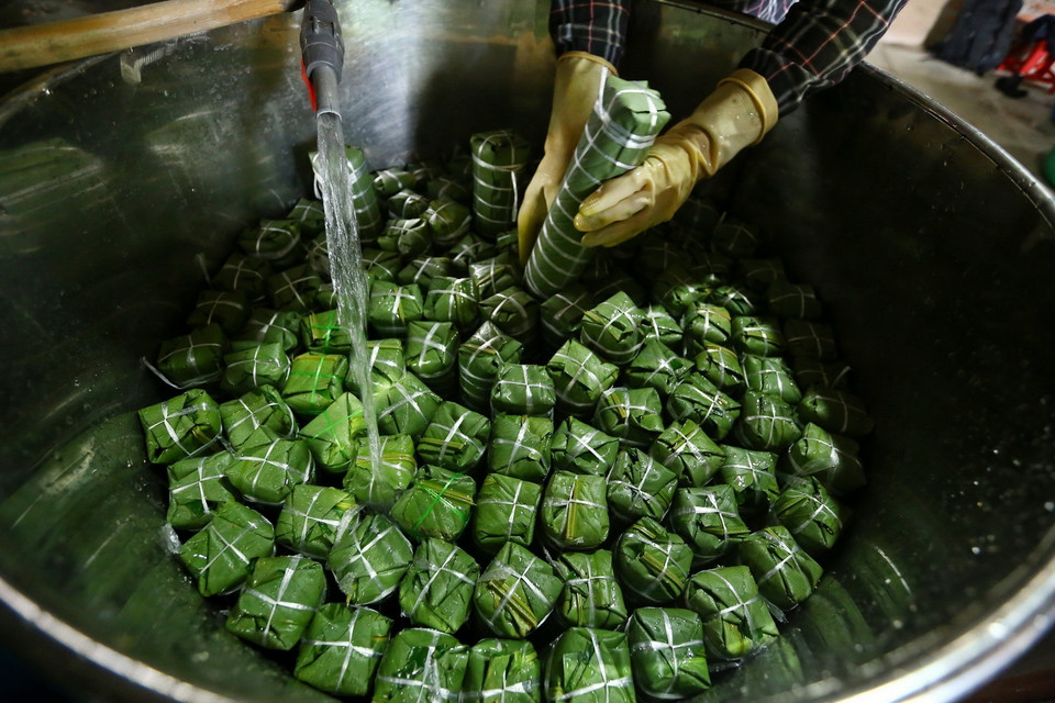 Trong ảnh: Bánh sau khi gói xong được xếp vào nồi luộc. Những năm gần đây, nhiều hộ đã đổi dần bếp than sang bếp điện để luộc bánh. (Ảnh: Minh Quyết/TTXVN)