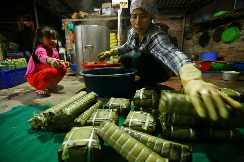 Bánh chưng sẽ được luộc trong thời gian từ 6 đến 8 giờ. (Ảnh: Minh Quyết/TTXVN)