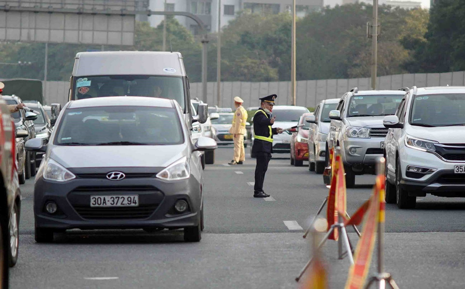 Lực lượng chức năng điều tiết, phân luồng từ xa nút giao Pháp Vân-Cầu Giẽ lối vào trung tâm thành phố. (Ảnh: Phạm Kiên/TTXVN)
