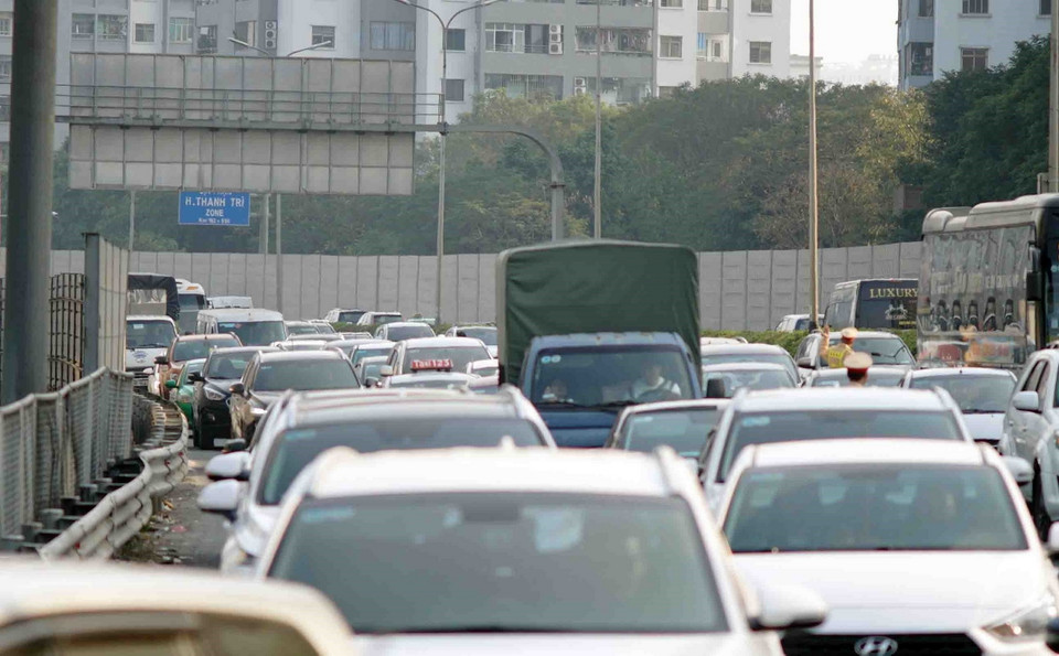 Trên tuyến Pháp Vân-Cầu Giẽ, từng hàng dài xe nối đuôi nhau tiến vào trung tâm thành phố. (Ảnh: Phạm Kiên/TTXVN)