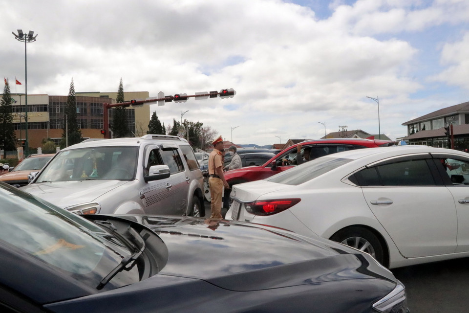 Giao thông có lúc hỗn loạn, lực lượng Cảnh sát giao thông phải gọi thêm lực lượng ra phối hợp. (Ảnh: Chu Quốc Hùng/TTXVN)