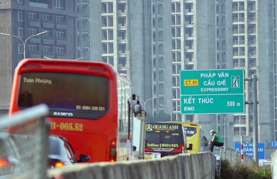 Từng hàng dài xe nối đuôi nhau tiến vào trung tâm thành phố tại tuyến Pháp Vân-Cầu Giẽ. (Ảnh: Phạm Kiên/TTXVN)