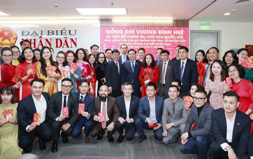 Chủ tịch Quốc hội Vương Đình Huệ chụp ảnh lưu niệm với cán bộ, viên chức, phóng viên, người lao động của Báo Đại biểu nhân dân. (Ảnh: Doãn Tấn/TTXVN)