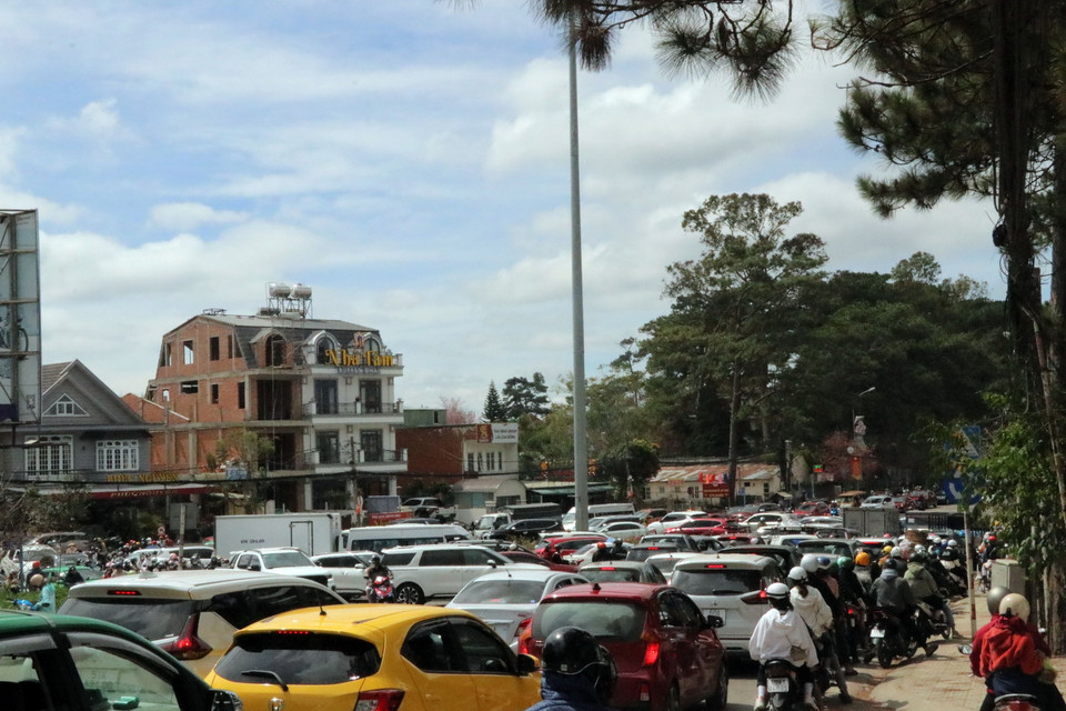 Ngã tư Khe Sanh-Hùng Vương ách tắc sáng 25/1. (Ảnh: Chu Quốc Hùng/TTXVN)