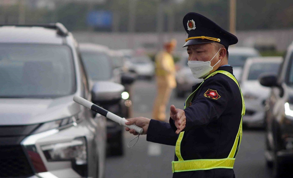 Lực lượng chức năng điều tiết, phân luồng từ xa nút giao Pháp Vân-Cầu Giẽ lối vào trung tâm thành phố. (Ảnh: Phạm Kiên/TTXVN)