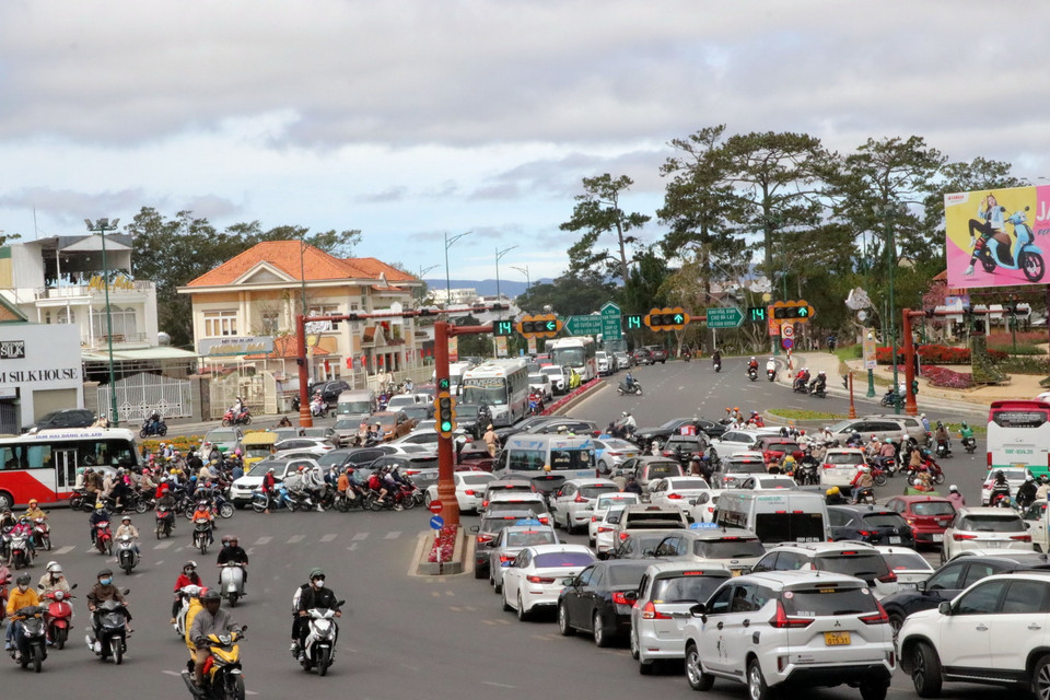 Giao thông tại Ngã tư Kim Cúc giờ cao điểm sáng 25/1. (Ảnh: Chu Quốc Hùng/TTXVN)