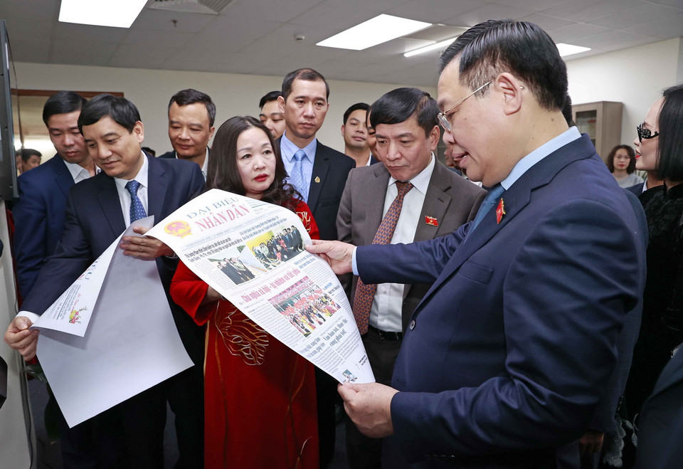 Chủ tịch Quốc hội Vương Đình Huệ xem ấn phẩm của Báo Đại biểu nhân dân. (Ảnh: Doãn Tấn/TTXVN)