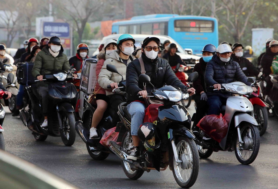 Nhiều người dân mang đồ lỉnh kỉnh từ quê về lại thành phố Hà Nội. (Ảnh: Phạm Kiên/TTXVN)