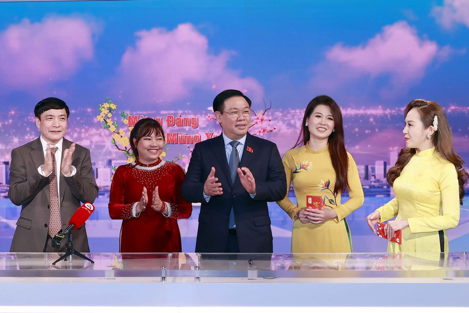 Chủ tịch Quốc hội Vương Đình Huệ nói chuyện với biên tập viên khi tham quan Truyền hình Quốc hội Việt Nam. (Ảnh: Doãn Tấn/TTXVN)