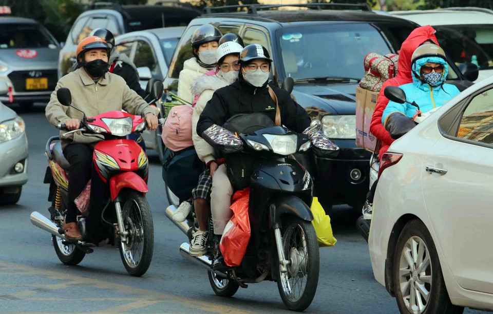 Tại tuyến Pháp Vân-Cầu Giẽ, từng hàng dài xe nối đuôi nhau tiến vào trung tâm thành phố. (Ảnh: Phạm Kiên/TTXVN)