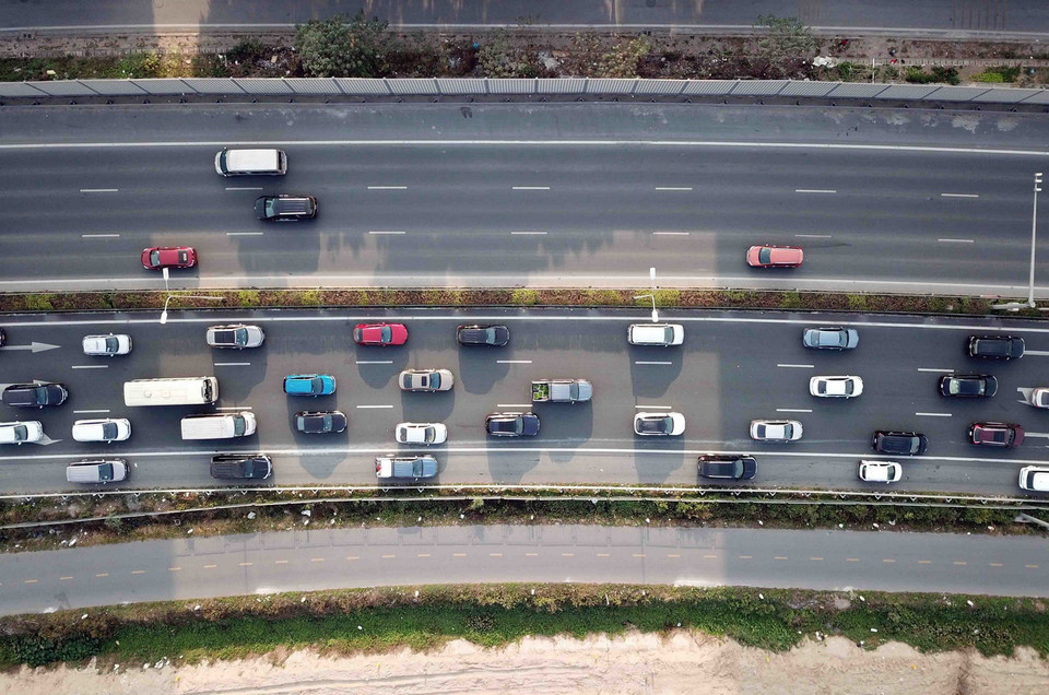 Tại tuyến Pháp Vân-Cầu Giẽ, từng hàng dài xe nối đuôi nhau tiến vào trung tâm thành phố. (Ảnh: Phạm Kiên/TTXVN)