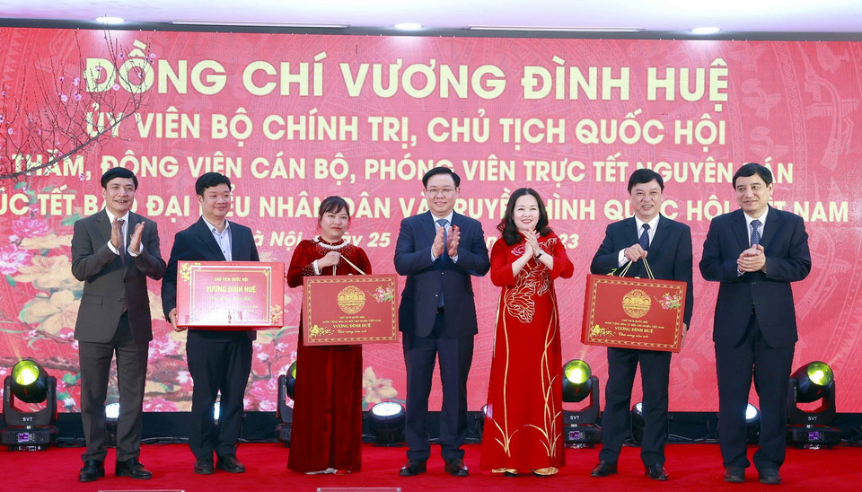 Chủ tịch Quốc hội Vương Đình Huệ tặng quà Báo Đại biểu nhân dân và Truyền hình Quốc hội Việt Nam. (Ảnh: Doãn Tấn/TTXVN)