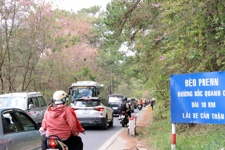 Đèo Prenn cửa ngõ vào thành phố Đà Lạt mật độ giao thông rất cao. (Ảnh: Chu Quốc Hùng/TTXVN)