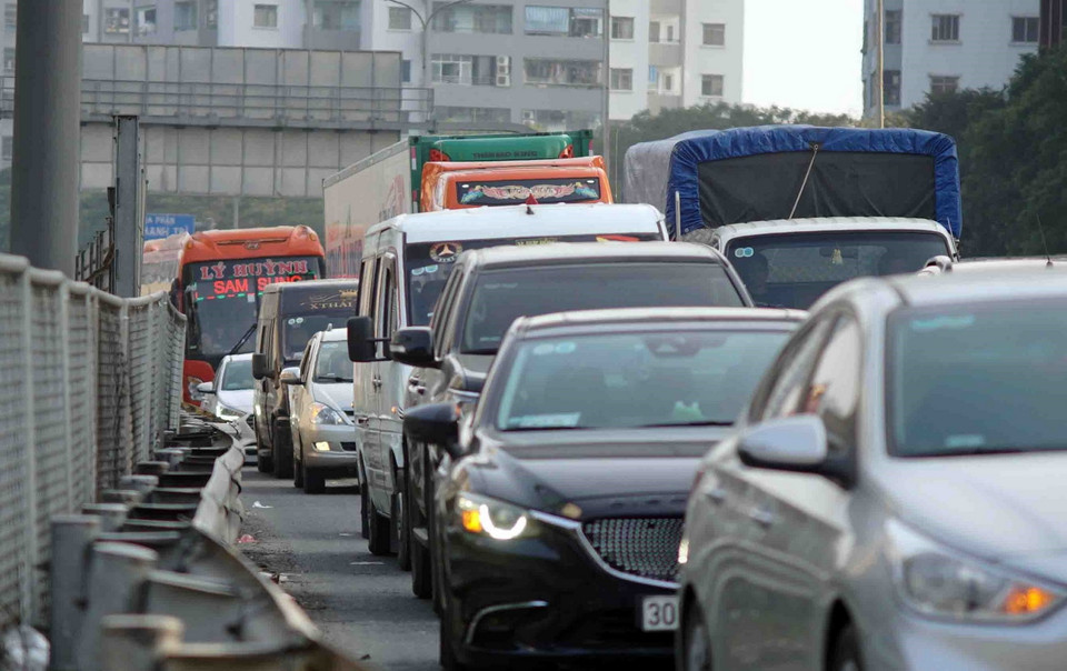 Tại tuyến Pháp Vân-Cầu Giẽ, từng hàng dài xe nối đuôi nhau tiến vào trung tâm thành phố. (Ảnh: Phạm Kiên/TTXVN)